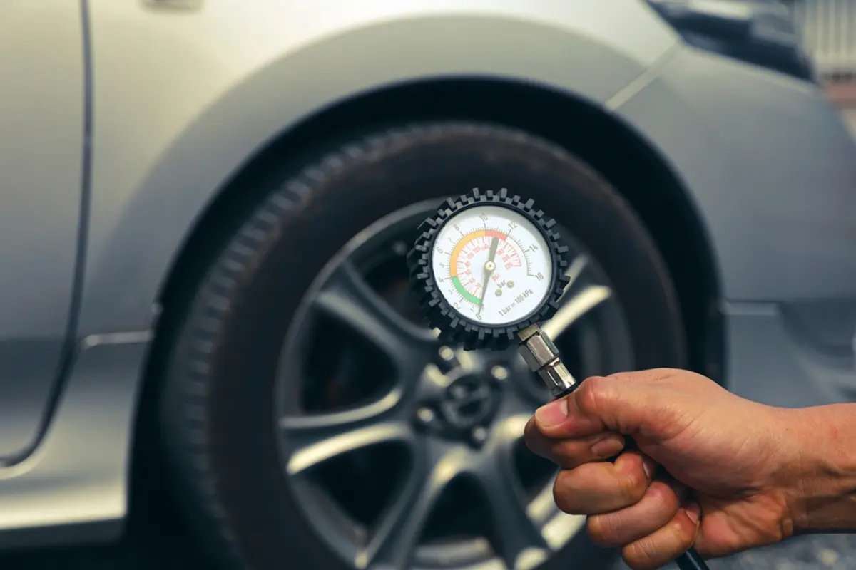 「タイヤの空気圧」が少し低いだけで”燃費”に影響する？ 見落としがちな車の管理ポイントとは