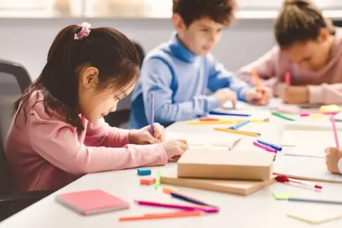 世帯年収600万円で子どもが2人いますが、正直きついです。子育て世帯の平均年収はどのくらいなのでしょうか？