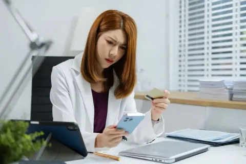 クレカに「1円だけの利用通知」が届いた！ 以前“不正利用の準備”と聞いたのですが、すぐカード会社に連絡すべきですか？ 意外と知らない「クレカの仕組み」とは