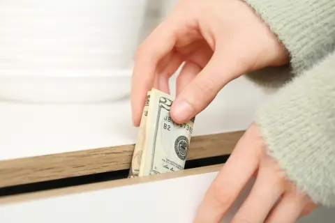 タンス預金「500万円」を達成した母。「まとめて銀行に預けたい」そうですが、一括入金しても問題ないのでしょうか？