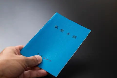 恥ずかしながら、年金からも税金や保険料が天引きされることを初めて知りました。詳しい内訳を教えてください。