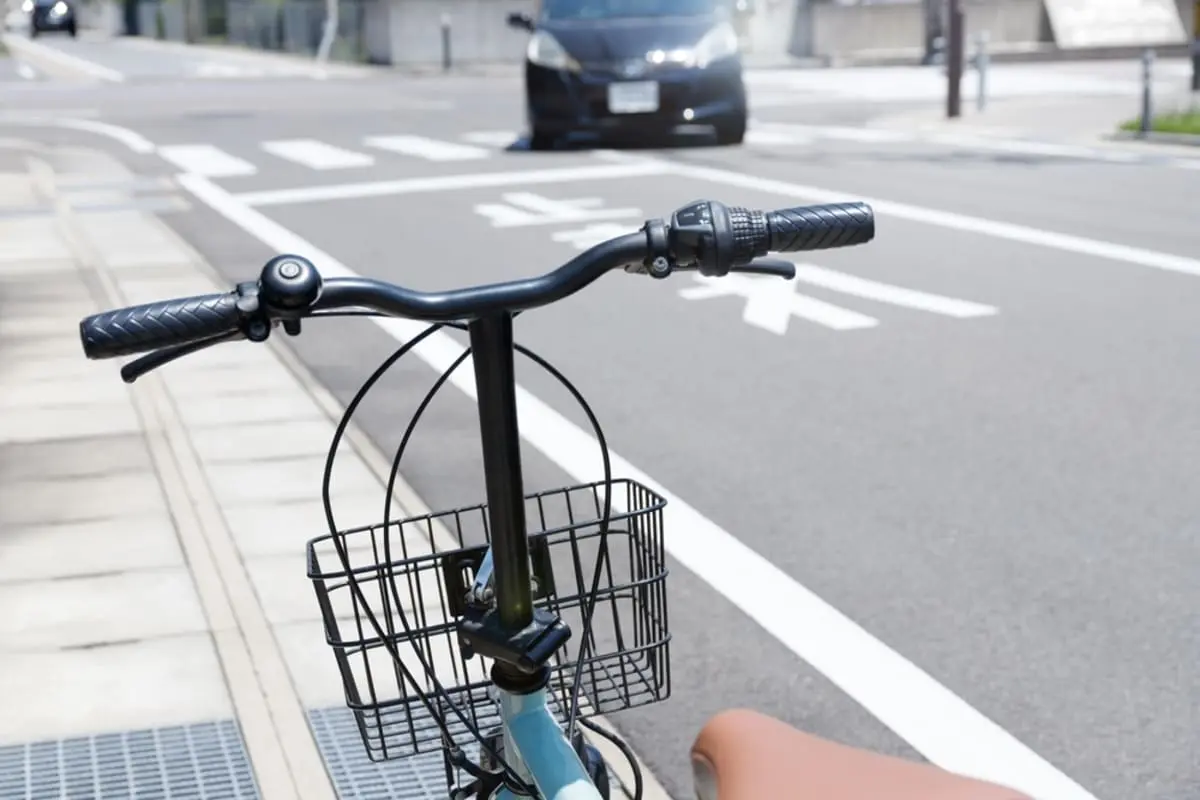 大通りの交差点で「車に交ざって右折」する自転車にヒヤリ！ 息子は大学生ですが、親としては「罰金でもいいから歩道を走って」と言いたいです。絶対に車道の“青い矢印”の上を走る必要がありますか？