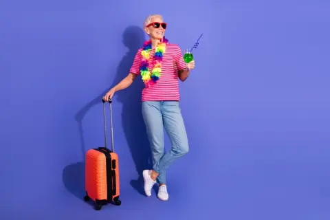 年金生活に入った叔母が「ハワイは一生に一度は行ってみたい」と話しています。ただ、親族からは「そのお金があるなら老後の備えに回したほうがいい」と言われたそうです。思い出のための大きな支出は、老後には避けるべきなのでしょうか？