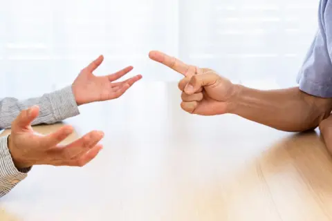 アパート退去時「冷蔵庫裏の黒ずみ」で、壁紙の“全張り替え20万円”を支払い！ でも後日「通常損耗なら大家負担」と聞きショック…無知なサラリーマンがカモられない“魔法のルール”とは