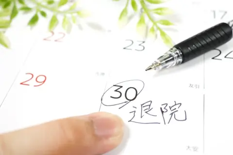 母の退院後、上司に「1万円」もらいました。「気持ちだからお返しはいらない」とのことですが、母は「半額返さなきゃ」とのこと。もらいっぱなしは“失礼になる”でしょうか？