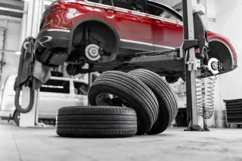 帰宅途中“タイヤのパンク”を「15万円」で修理してもらったら、家で夫に「JAFならタダなのに」と言われた！ 業者の方は“深夜料金も込み”とのことでしたが、ぼったくりだったのでしょうか…？