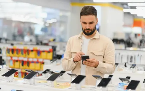 夫は2〜3年ごとに「10万円前後」のスマホへ買い替えています。私は今の端末で十分なのですが、一般的にはどれくらいで買い替える人が多いのでしょうか？