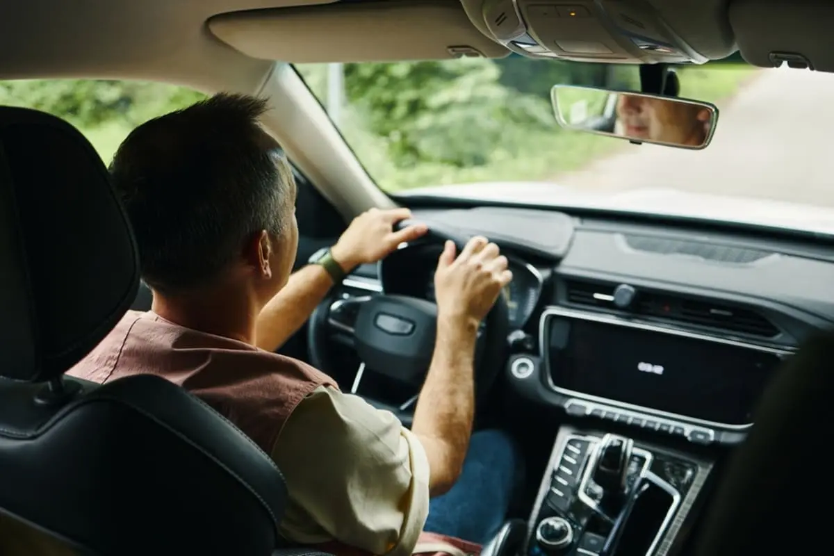 友人の車で“信号待ち”してたら「コンビニの駐車場」を通り抜け驚き！ 確かに“時間短縮”になりますが、コンビニワープは反則金の対象になりませんか？ 過去には死亡事故も発生…リスクを確認