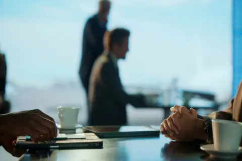 空港の「ラウンジ」でビールも軽食もタダ!? 年会費「1万1000円」のゴールドカードは年に何回の利用で元が取れる？