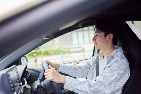夫が「片道10分の買い物でも車を使ったほうがラク」と言うのですが、私は“ガソリン代がもったいない”と感じています。近場の移動で車を使うと実際どれくらいお金がかかるのでしょうか？ 維持費の考え方を解説
