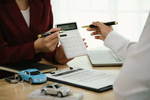 同僚が「JAFは会員本人が車に乗っていれば使える」と話していました。家族の車やレンタカーでも対象になるなら便利そうですが、本当にそこまでカバーされるのでしょうか？