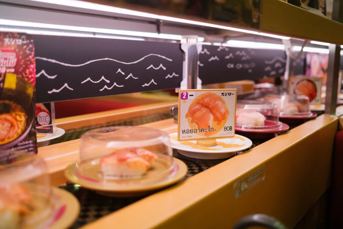 母の誕生日を「スシロー」でお祝い！ 友人に「1皿150円がご馳走なの？」と言われましたが、回転ずしで“誕生日祝い”はナシですか？ スシローの価格や平均外食費をもとに解説