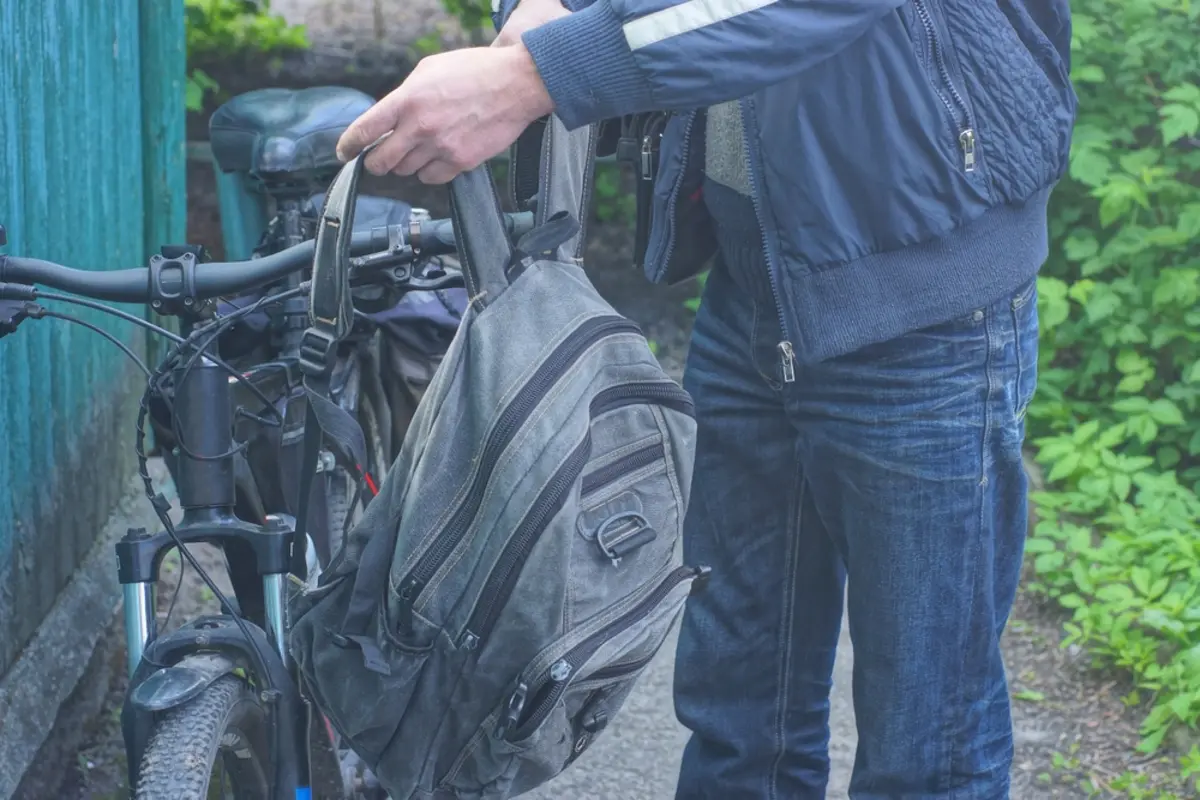 自転車のハンドルに物をかけると罰則とのことですが、ひったくり防止のためにバッグの持ち手を引っ掛けてカゴに入れるのも罰則対象になりますか？