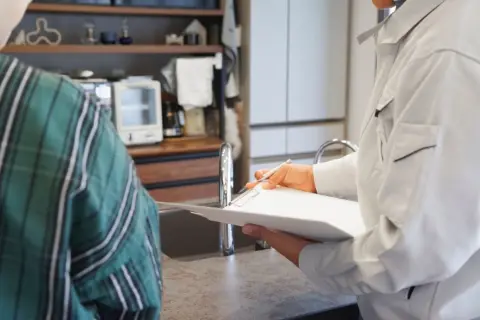 実家を売る予定ですが、家具や荷物がかなり残っています。不動産会社には「そのままでも相談できる」と言われましたが、片付けてからの方が売れやすいのでしょうか？