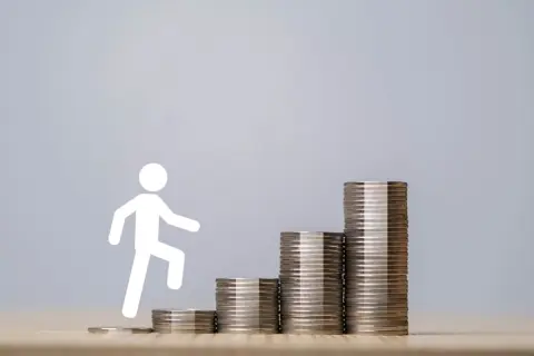 妻に「40歳で貯金200万円は少ない」と言われました。「年収800万円」で生活は苦しくないですが、周囲と比べて“貯められてない”でしょうか？ 40代の平均とも比較