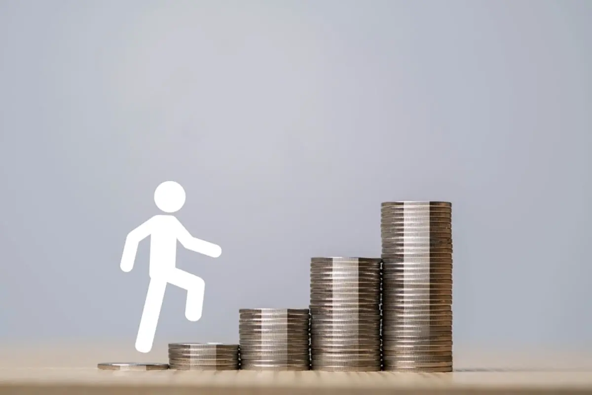 妻に「40歳で貯金200万円は少ない」と言われました。「年収800万円」で生活は苦しくないですが、周囲と比べて“貯められてない”でしょうか？ 40代の平均とも比較