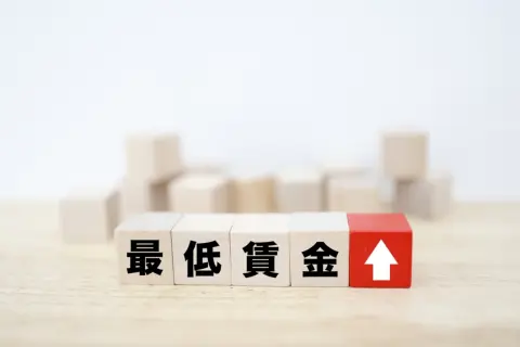 時給改定があり、自分より1年後に入社した人の時給が高いことが分かりました。こういった場合、会社に確認や相談をしてもいいのでしょうか？