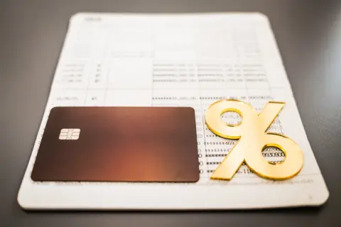 ゆうちょ銀行はなぜ貯金金利が低いのでしょうか？ 他銀行の金利と比べても1番低いです。金利はどのように設定されているのでしょうか？