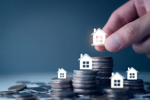 家を買う話が進んでいるのですが、最近の金利上昇が気になって決めきれません。固定か変動か、今の状況だとどちらを選ぶのが無難なのでしょうか？