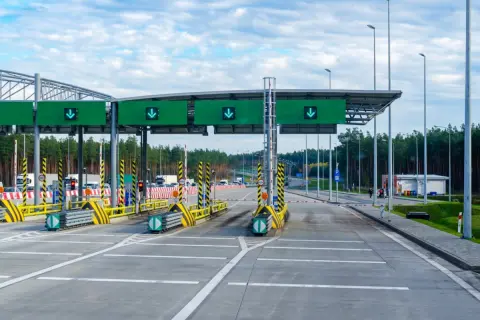 高速道路で夫が「1つ先のインターで降りたほうが混雑を避けられる」と言うのですが、遠回りになればそのぶん料金も上がりそうです。渋滞回避のために途中で降りると、結果的に損になることもあるのでしょうか？