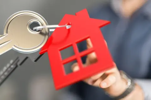 「住宅ローン残債」があるのに“転勤”に！→SNSで「賃貸として貸し出せば得」投稿に非難殺到！ いったいナゼ？ 知らないと「数千万円」を一括返済するはめに…“制度の落とし穴”とは