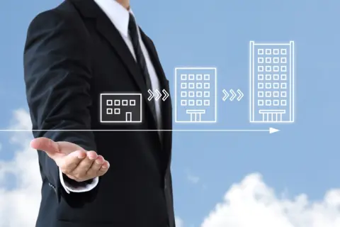 30代で年収アップを狙うなら「転職」、安定を取るなら「社内異動」なのでしょうか？ 市場価値の上がり方はどう違いますか？