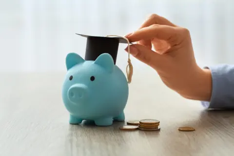 夫が「学費は毎月積み立てているから大丈夫」と言う一方で、私は入学時の出費が心配です。最初にまとまってかかるお金はどれくらいでしょうか？