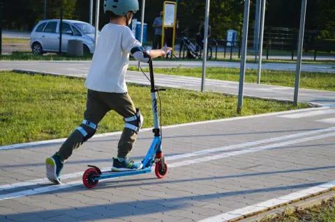 16歳の息子が電動キックボードで“一時停止”を無視して警察に止められた…！ 高校生でも「5000円」の反則金の対象になるのでしょうか？