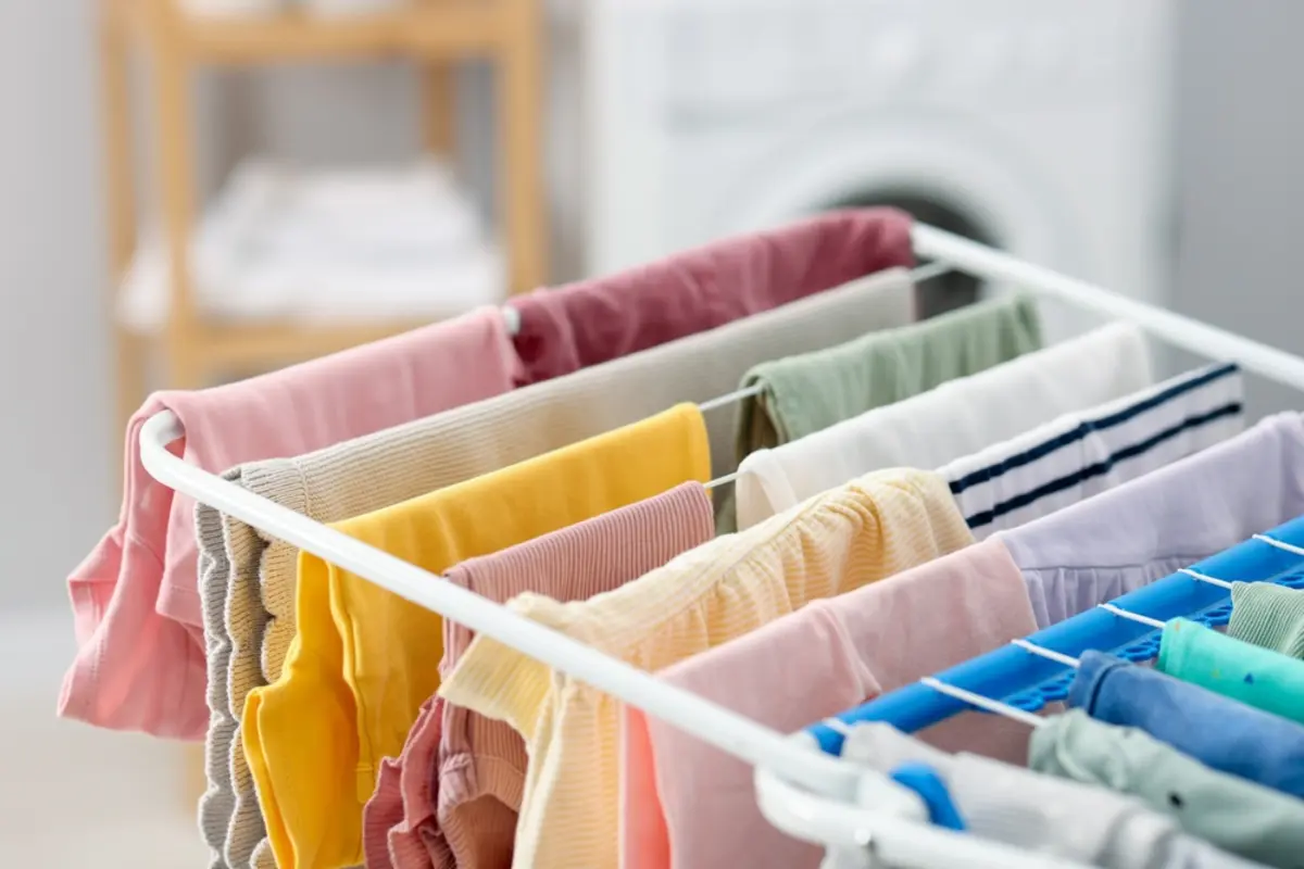 基本的に浴室乾燥機で洗濯物を乾かしています。毎日8時間ほど稼働しているのですが、電気代はどのくらいかかっているのでしょうか？