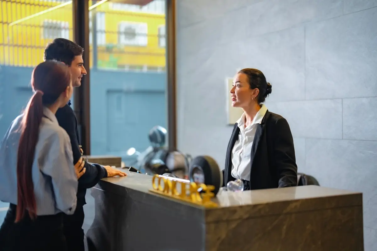 ホテルの連泊中に部屋へ戻ったら、置いていた充電器が見当たらずフロントに相談することに…。家族に「清掃後ならまず確認したほうがいい」と言われましたが、ホテル内で持ち物がなくなった場合はどのように対応すべきなのでしょうか？