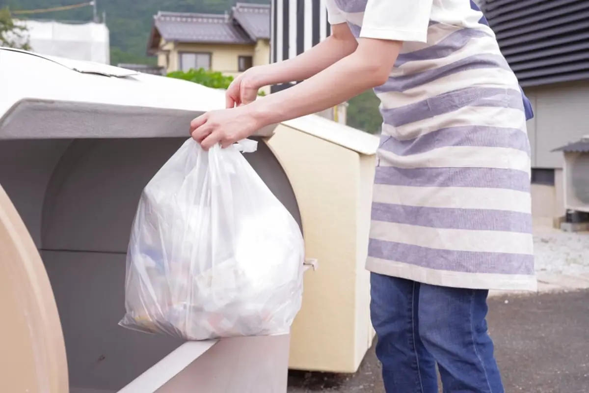 指定ゴミ袋「10枚250円」だったのに、引っ越し先では倍の値段…！ 地域差があるのはなぜですか？