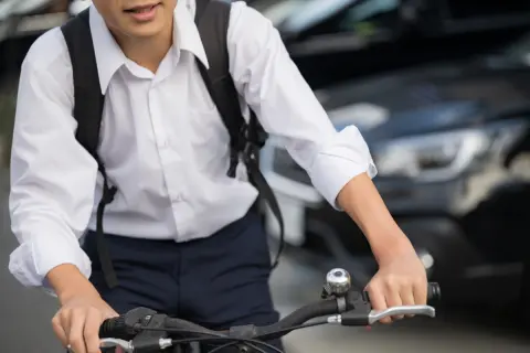 路上駐車の車で通れない…この場合、一時的に歩道を走っても問題ないの？それとも車道を走り続ける必要がありますか？