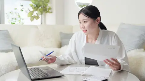 大学生になる娘から「家賃もあるから月10万円送ってほしい」と言われましたが、わが家は「6万円」の仕送りで手一杯です。大学生一人暮らしの平均生活費はいくらくらいなんでしょうか？