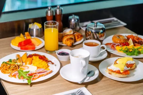 素泊まりのほうが安いと思っていたのに、「朝食付きプラン」のほうが割安なことも…。なぜこんな逆転が起きるのでしょうか？