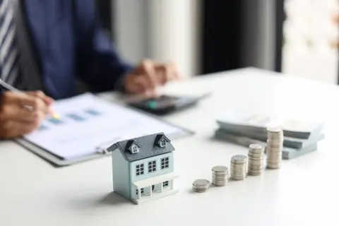 35歳で「住宅ローン4000万円」を検討中。妻に「お義父さん胃がんなったでしょ」と“がん団信”をすすめられましたが、金利+0.1％で「総額80万円」上がっても加入すべきですか？