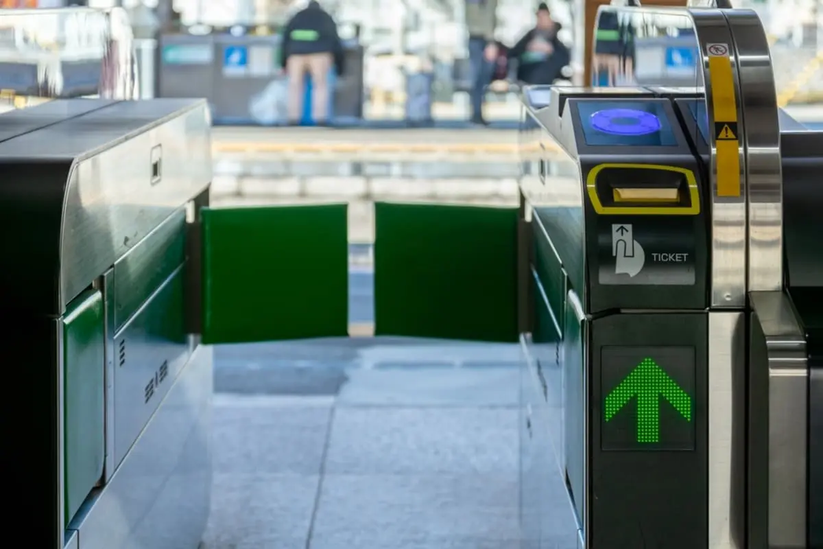 友人は「通勤定期券」で改札に入り、トイレだけ利用することがあるそうです。電車に乗らなくても、この使い方は問題ないのでしょうか？