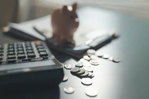 使っていない「休眠口座」は放置すると手数料がかかるのでしょうか？ 残高が「0円」でも、気づかないうちにマイナスになることはありますか？