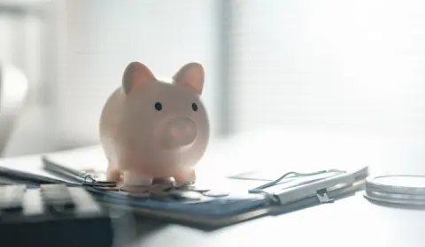 子育て中で世帯年収700万円です。教育費や生活費にお金がかかり、貯金もできません。子どもがいない家庭と比べると、やはり家計の余裕は大きく違うのでしょうか？