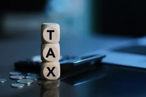 65歳で定年後、パート収入が「年間50万円」あると税金はかかる？ 年金を受け取りながら働く場合の注意点も解説