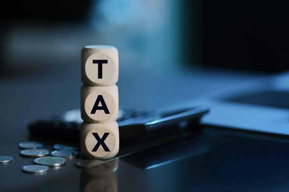 65歳で定年後、パート収入が「年間50万円」あると税金はかかる？ 年金を受け取りながら働く場合の注意点も解説