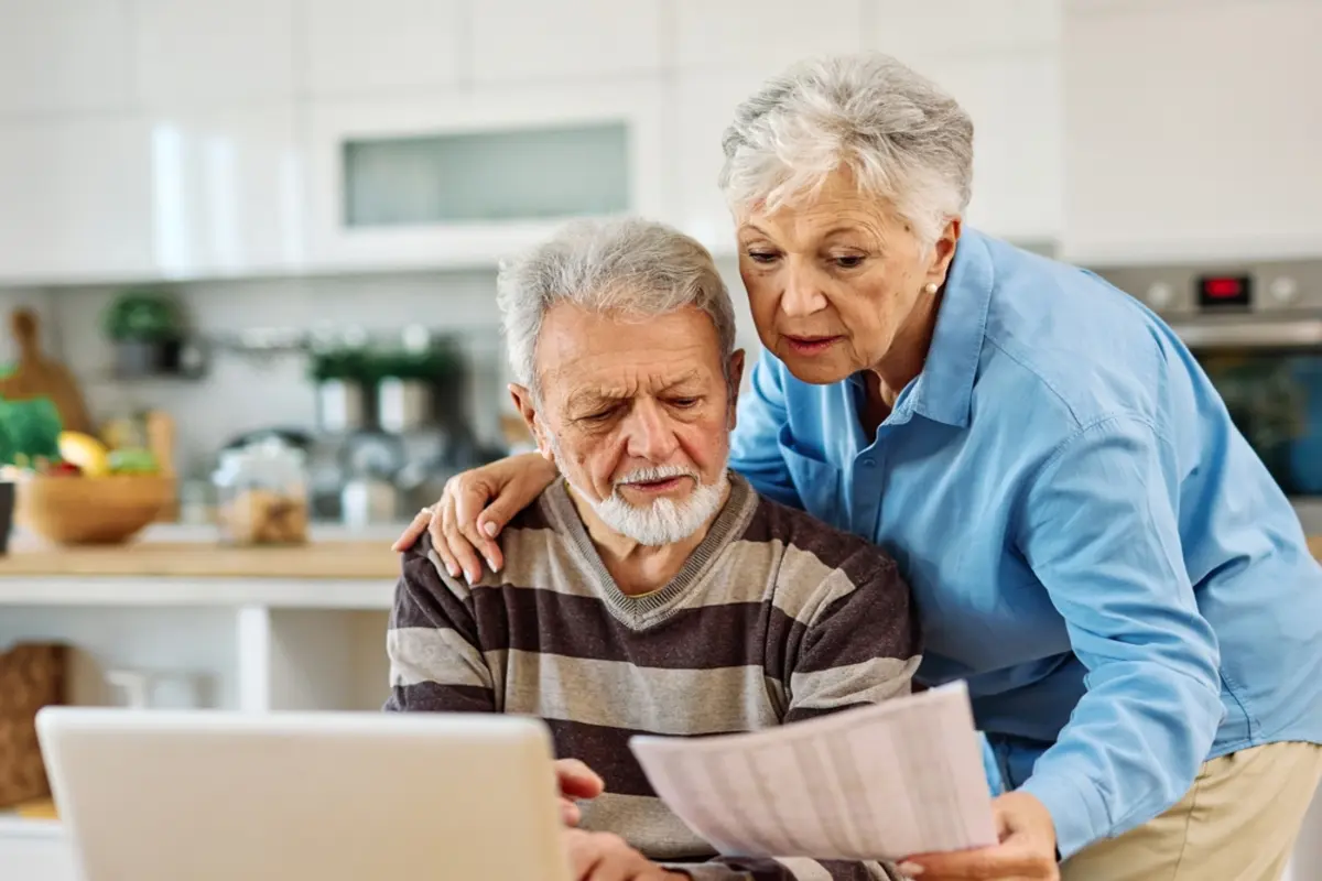 年金は自動でもらえない？父が65歳になり年金の支給日を迎えましたが、振り込まれていないようです。受給するには手続きが必要なのでしょうか？