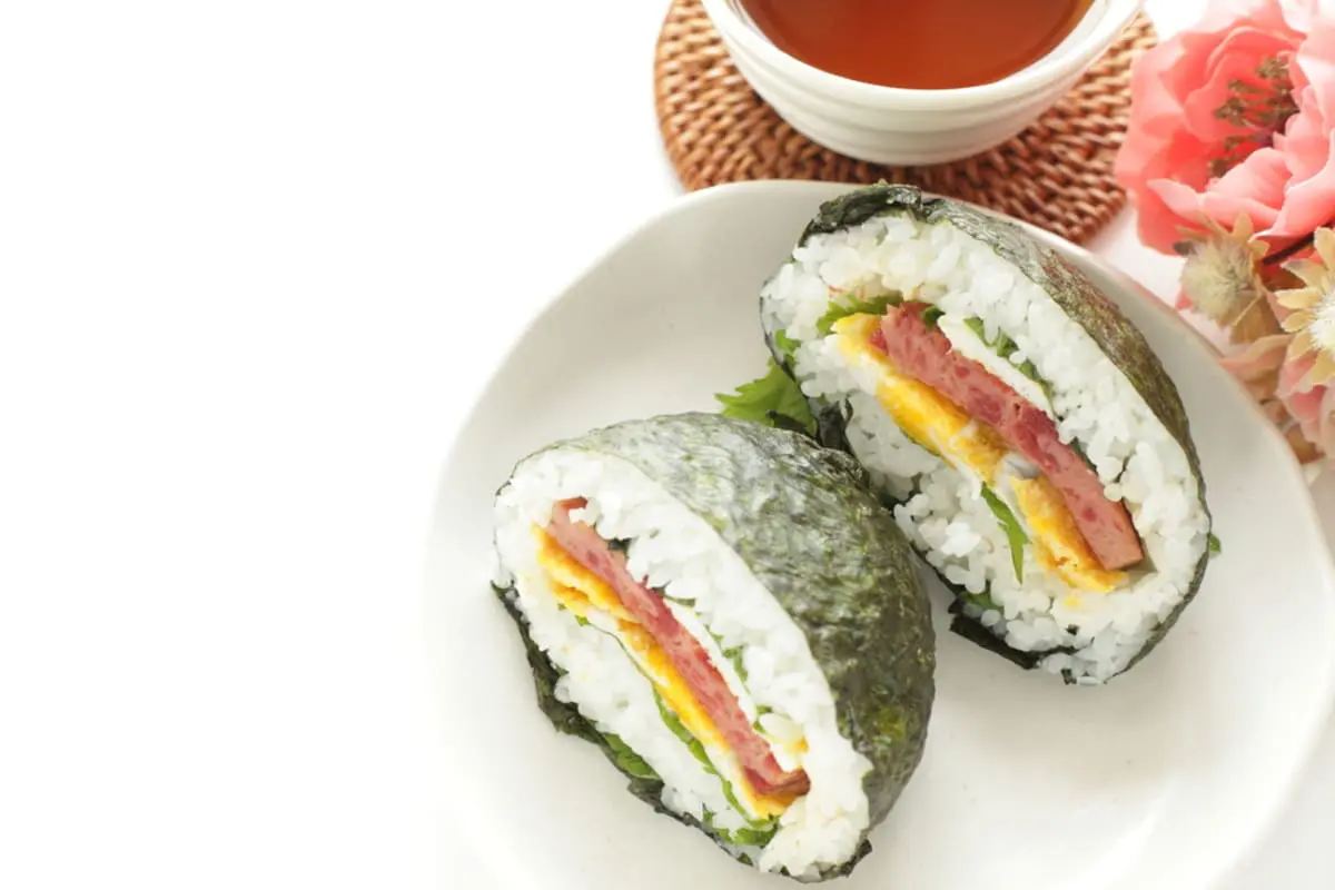 台北便の機内食の「ポークおにぎり」を、食べきれず“台湾に持ち込む”と「480万円」の罰金に!? 食べた後のビニール袋もダメ？ 意外と知らない「持ち込みNG」なものとは