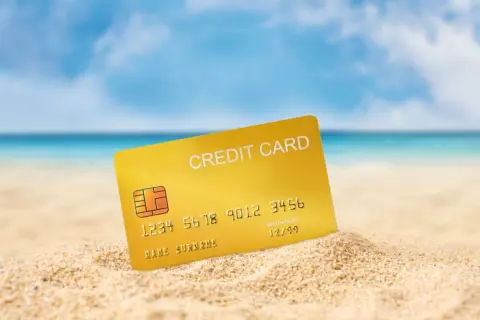 出張時の“空港ラウンジ”目当てで「年会費3万円」のゴールドカードを保有。最近“サービス縮小”と聞きましたが、このまま持つのは損ですか？ 揺らぐ「ゴールドカードの価値」とは