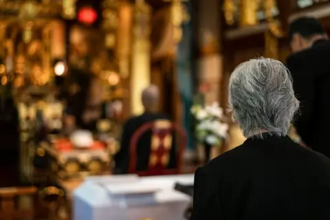 父の“葬儀費用200万円”のため銀行に行くと「口座は凍結されています」と言われ、自腹で“全額立て替え”！ 後日「口座凍結中も150万円まで引き出せる」と聞いたけどナゼ？ 相続預金の払戻し制度とは