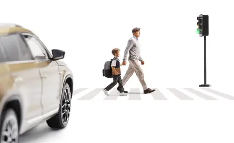 信号なしの横断歩道で「歩行者が譲ってくれた」のに“反則金9000円”!? お互い合意で“危険はない”はずなのに、なぜ歩行者を優先する必要があるんですか？ トラブル回避の方法を確認