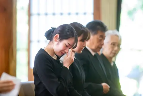 「年収500万円」の夫が死亡しても、共働きだと“遺族年金ゼロ円”!? 専業主婦なら「月8万円」もらえるのに、いったいナゼ？ 終身保障される・されないケースの違いを解説