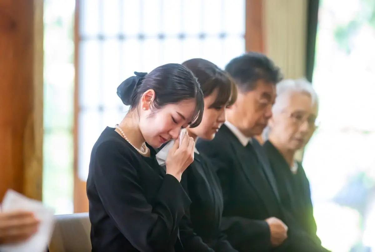 「年収500万円」の夫が死亡しても、共働きだと“遺族年金ゼロ円”!? 専業主婦なら「月8万円」もらえるのに、いったいナゼ？ 終身保障される・されないケースの違いを解説