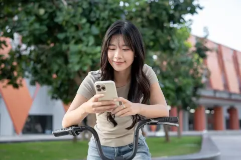 自転車で信号待ち中、ついスマホを確認してしまいます。これも反則金「1万2000円」の“青切符”の対象になりますか？