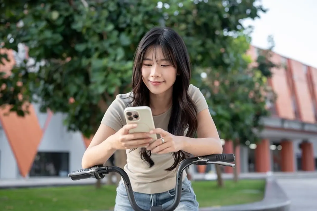 自転車で信号待ち中、ついスマホを確認してしまいます。これも反則金「1万2000円」の“青切符”の対象になりますか？