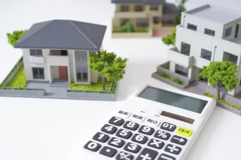 築20年の家を売るなら、「仲介」と「買取」では価格や売れるまでの期間はどれくらい違うのでしょうか？